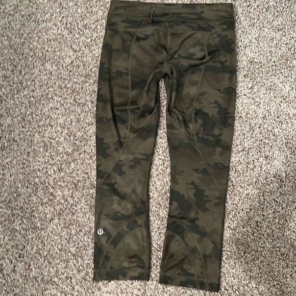 Lululemon Cropped Camouflage Like New Mid Rise Leggings - Picture 7 of 10